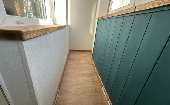 Отделка балкона деревянной вагонкой под покраску с деревянными подоконниками