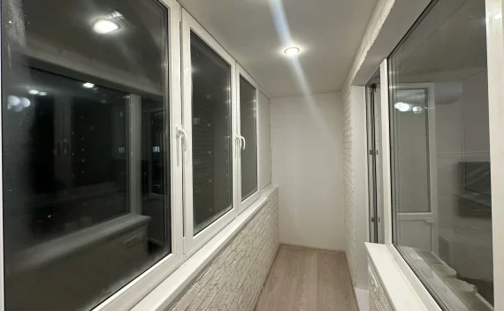 Отделка комбинированная - гипсовая плитка и ламинат 33 класс