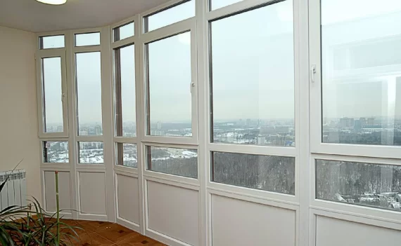 Панорамное остекление лоджии окнами VEKA
