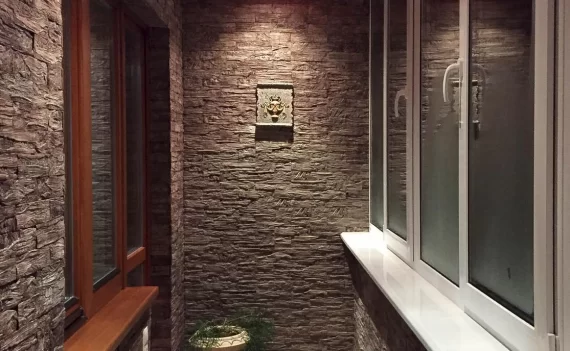 Отделка балкона тёмным декоративным камнем под ключ