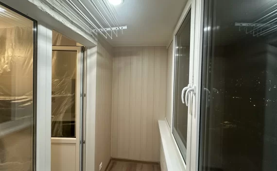 Отделка балкона декоративным камнем