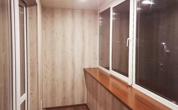 Отделка балкона пластиковыми панелями под дерево